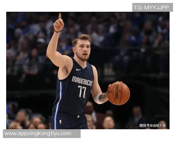 东契奇上半场狂砍32分詹姆斯无奈在替补席打哈欠观战 东契奇上半场狂砍32分詹姆斯无奈在替补席打哈欠观战