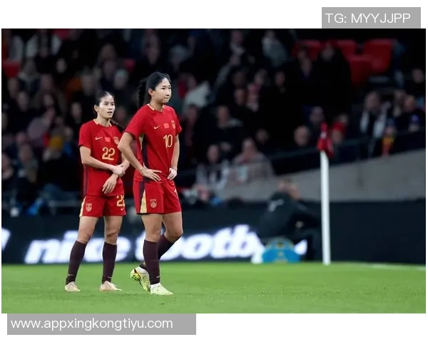 中国国家女子足球队抵达伦敦全力备战与英格兰女足的国际友谊赛