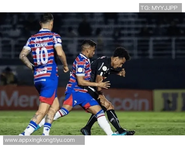 弗拉门戈门将失误送礼对手轻松进球引发全场哄笑