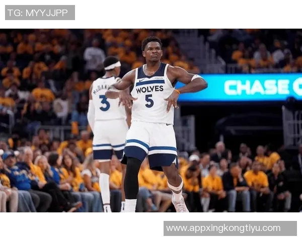 爱德华兹上半场表现亮眼15投6中三分球命中率不佳仍贡献17分1板2助