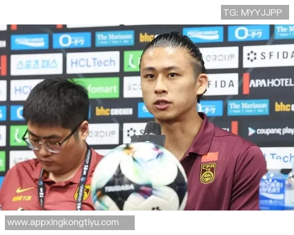 刘洋与张玉宁黄政宇等国足队友新年首训合影分享训练时光