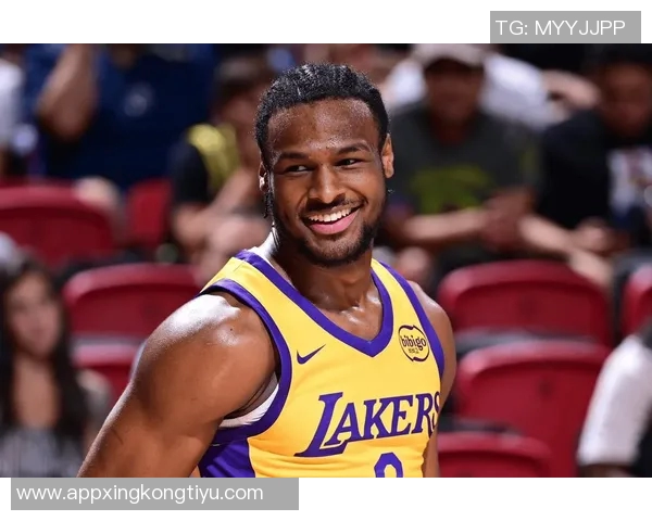 布朗尼坦言上场机会有限期待通过努力防守赢得更多信任与时间